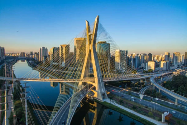 Ponte Estaiada em São Paulo em um final de tarde ensolarado