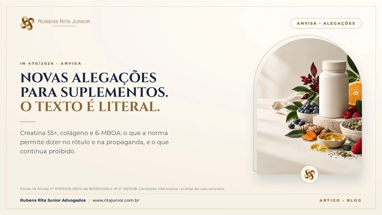 Frasco branco sem rótulo cercado de frutas, sementes e cápsulas douradas sobre bancada clara